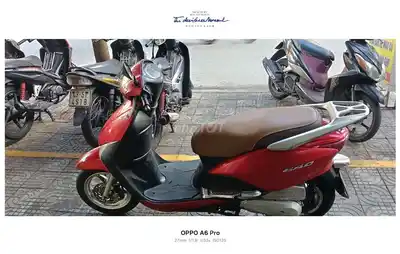 Honda Lead красного цвета