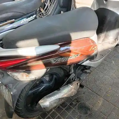 Скутер Honda Vision коричневого цвета