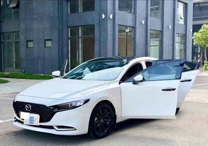 Mazda 3 2024, белый, 5 мест, б/у