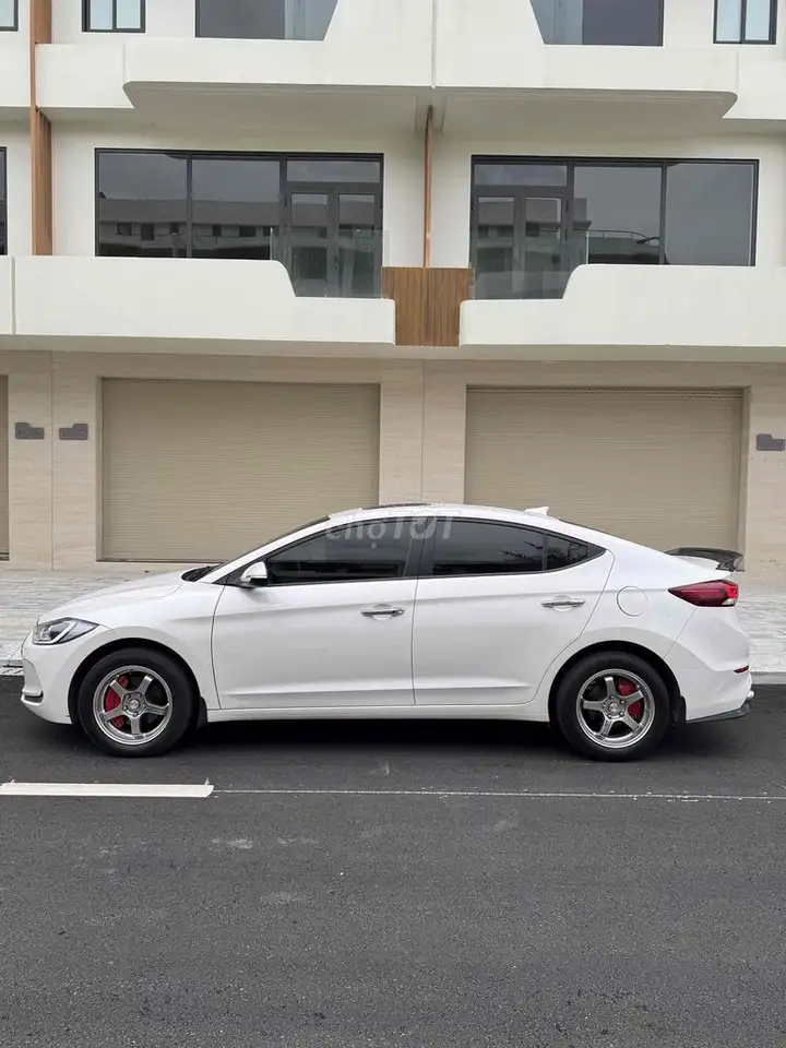 Hyundai Elantra 2018 1.6 AT Белый 38000 км