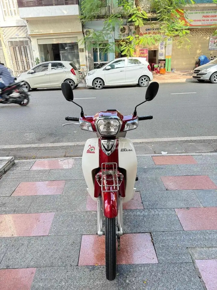 Honda Dream 2016 юбилейная версия, красный
