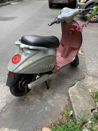 Электроскутер Vespa серо-серого цвета
