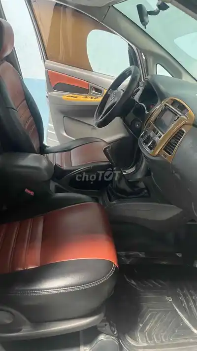 Минивэн Toyota Innova J 2012, серебристый
