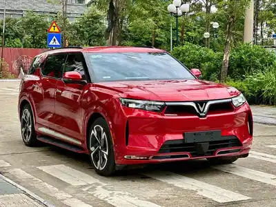 VinFast VF9 Plus 2025 красный 6 мест 19000 км