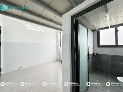Светлая комната с мансардным окном на большой улице Дуонг Куанг Хам