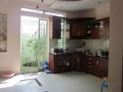 Дом с заездом для грузовика на улице Dương Quảng Hàm, район Gò Vấp, 5x18м, 4 спальни