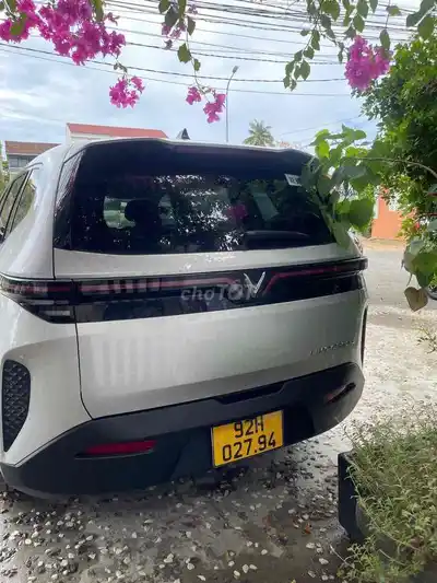 VinFast Limo green 15.000 km, серебристый