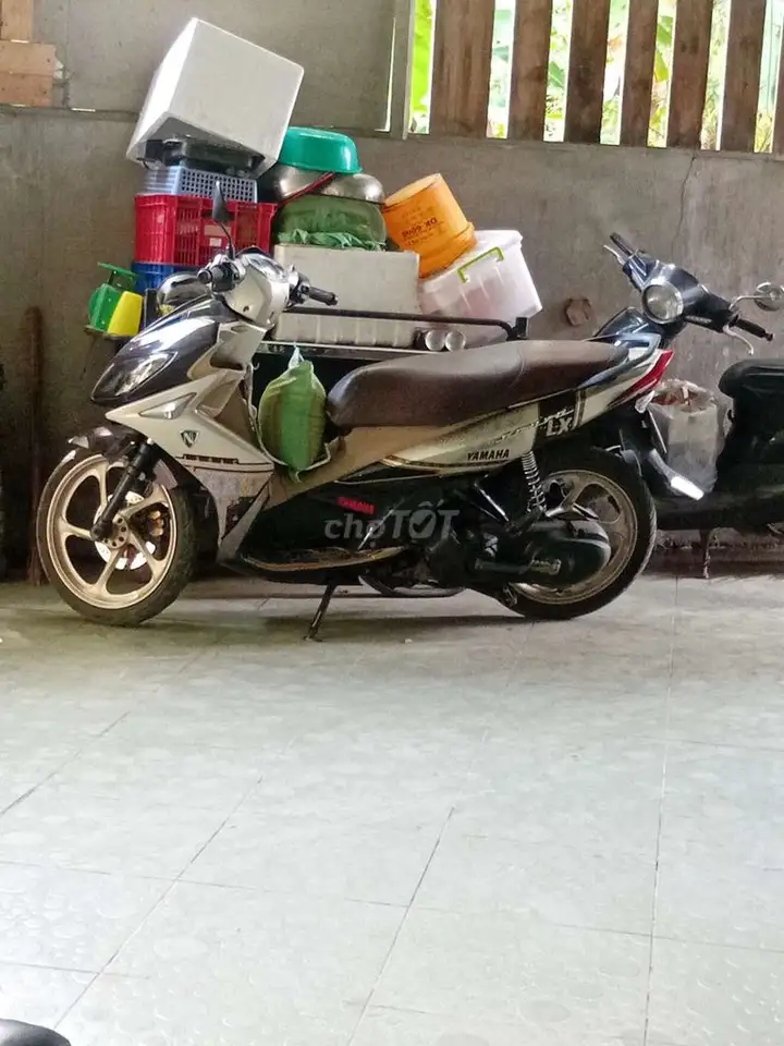 Yamaha Novo 4, черный, медно-золотой