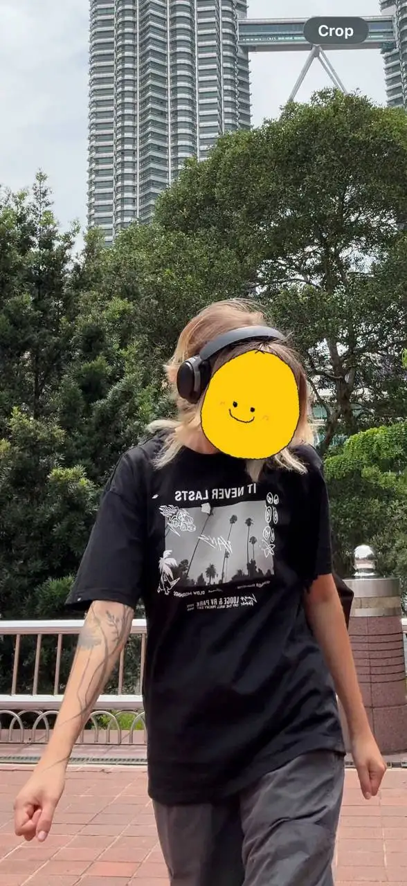 Синий дождевик, красный купальник, майки Vans и Stussy, купальник Calvin Klein, платье Zara, топ Beefree