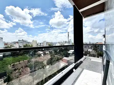 Открытие Duplex с балконом, окнами, просторный Вьон Лай