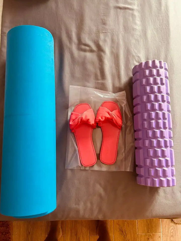 Йога коврик, ролл, шлепки KATE SPADE NY, очки CELINE, массажная губка, dream catcher, шлем, кокошник