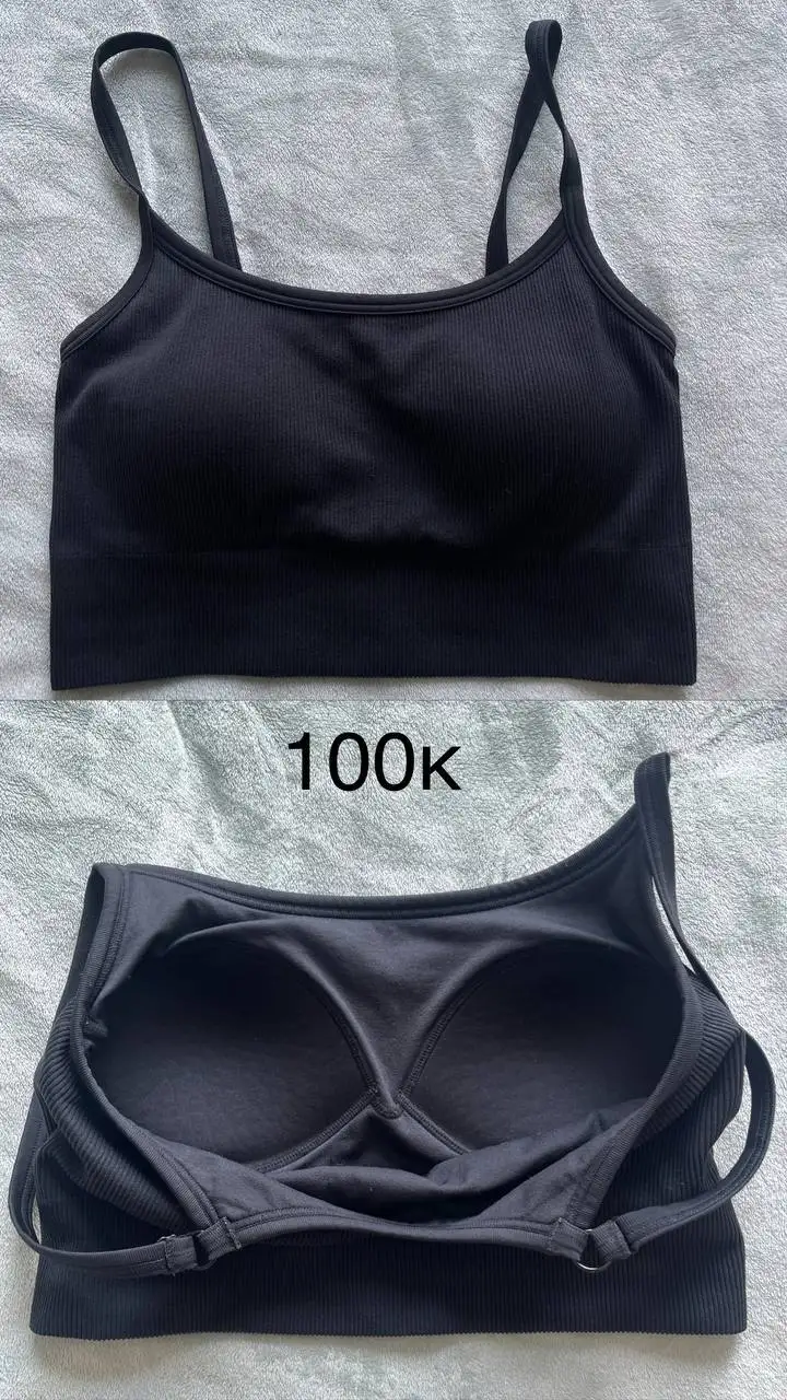 Контейнеры, масленка, топ Uniqlo, серьги, штаны, кольца, ожерелья