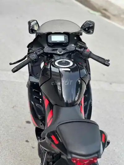 Suzuki GSX 150R 2020 черно-красный