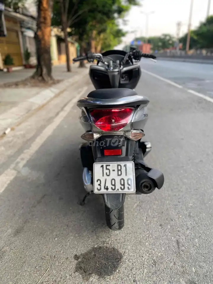 Honda PCX скутер серебристый