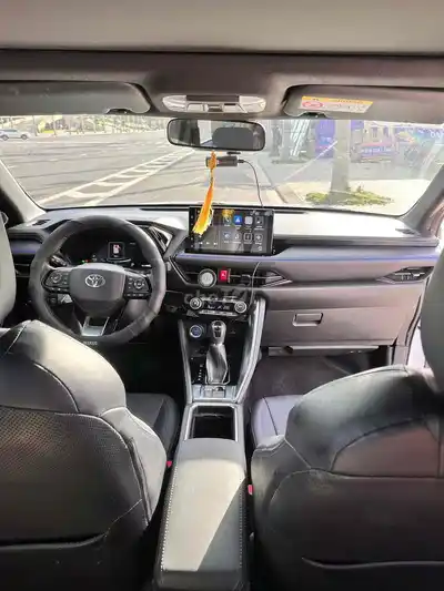 Toyota Yaris Cross HEV 2023 белый, гибридная версия