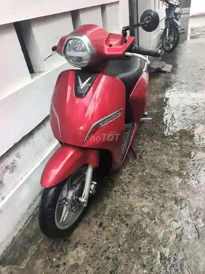 Электроскутер VinFast, красный
