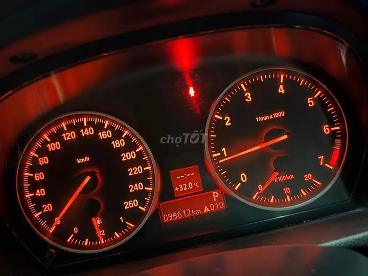 BMW 320i Серебристый 98.612 km