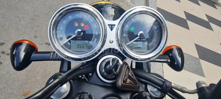 Triumph T100 2020 черный 9500км