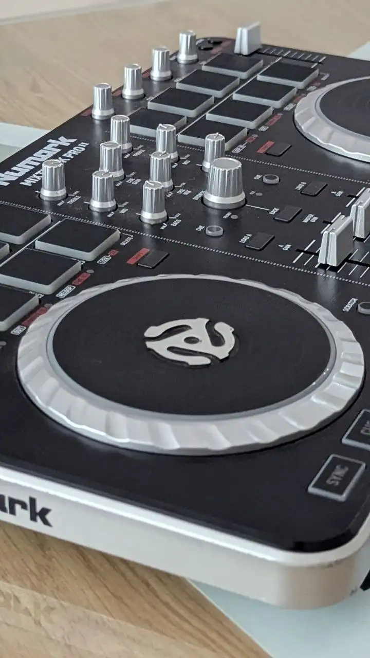 DJ-контроллер Numark Mixtrack Pro II