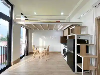 Аренда абсолютно новой комнаты с антресолью, балконом и окнами
