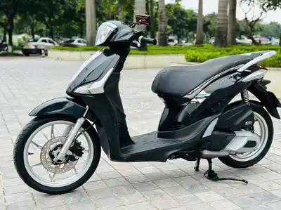 Черный скутер Piaggio Liberty