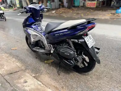 Синий скутер Honda Air Blade 2017