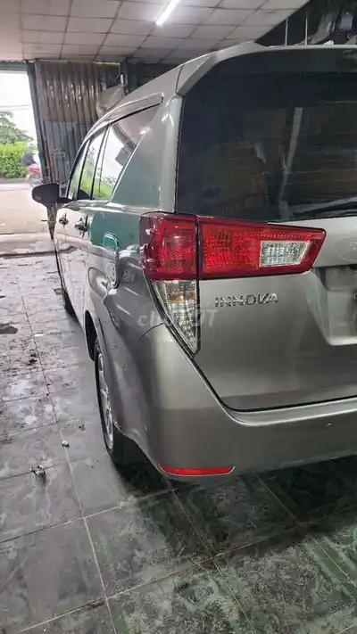 Toyota Innova 2.0E 2017 МКПП Серебристая 76 000 км
