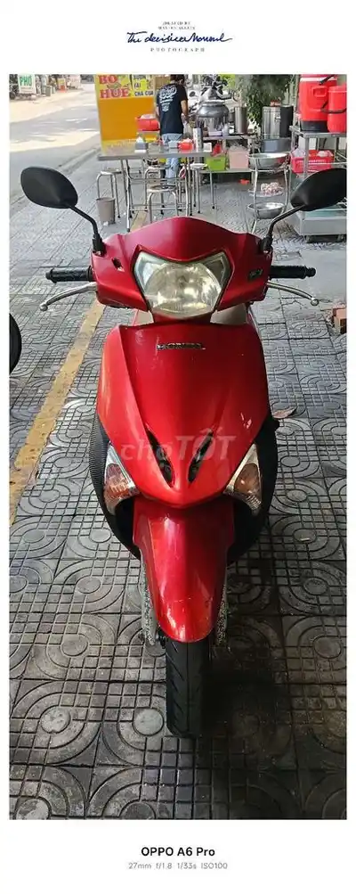 Honda Lead красного цвета