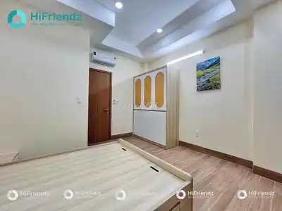 Студия с панорамным окном, полностью меблирована