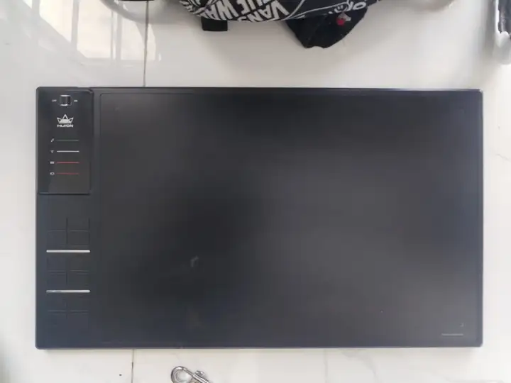 Мольберт-тренога, багажник, поводок, Bluetooth Car Charger, графический планшет Huion WH1409, картины