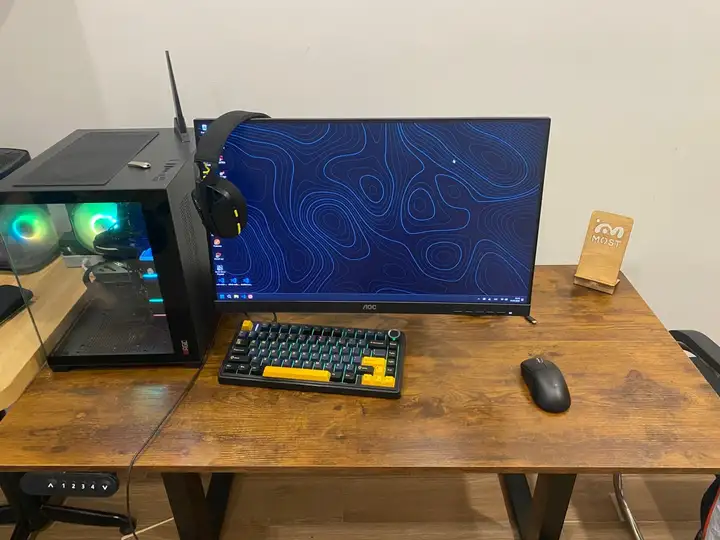 Игровой/рабочий сетап: ПК Intel i5-12400F, RTX 4060, монитор AOC, стол с электроприводом