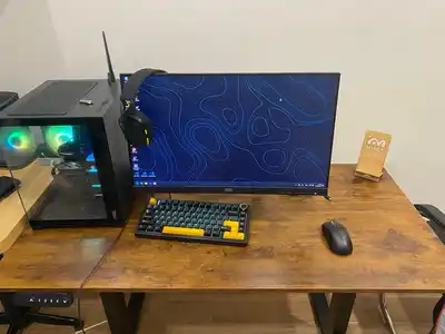 Игровой/рабочий сетап: ПК Intel i5-12400F, RTX 4060, монитор AOC, стол с электроприводом