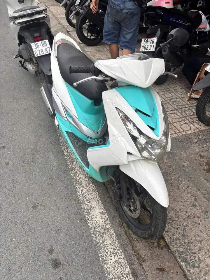 Yamaha Mio, белый и синий, скутер