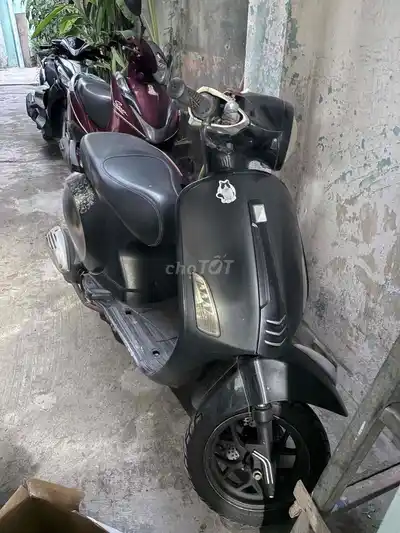 Черный скутер Piaggio Fly