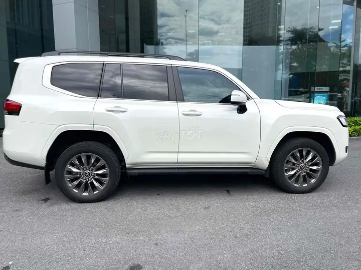 Toyota Land Cruiser LC300 2023 Белый 100 тыс. км