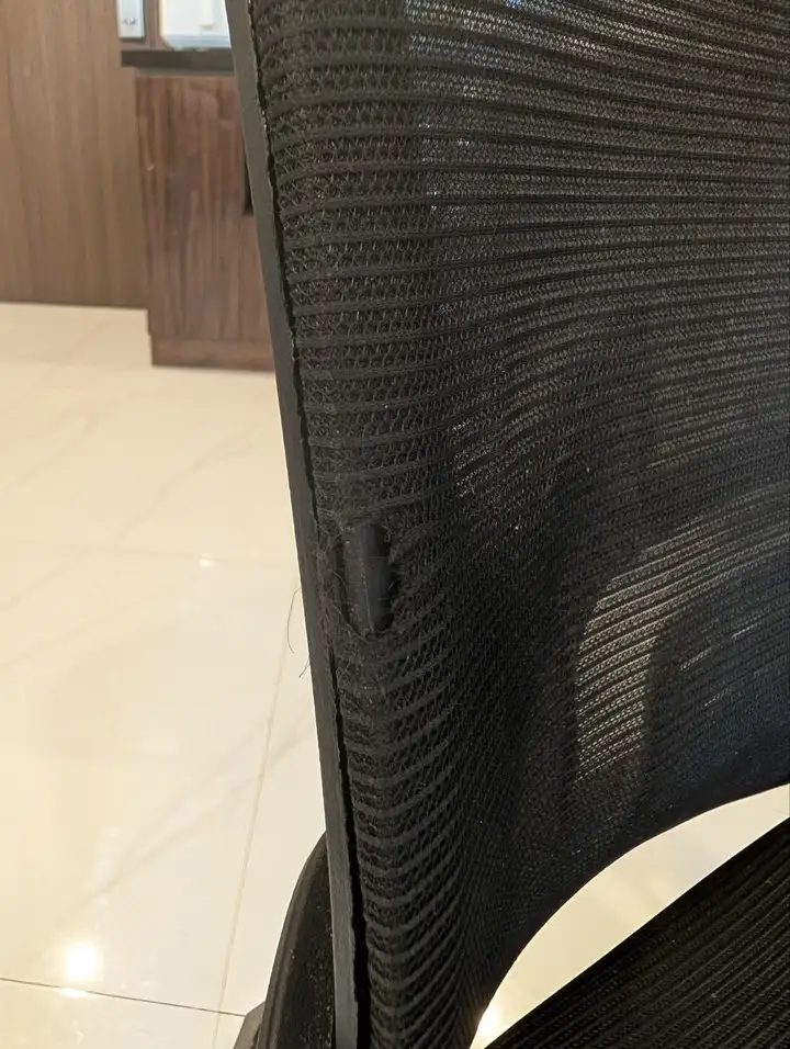 Стол, офисный стул, клавиатура и мышка Philips, ковер, монитор ViewSonic