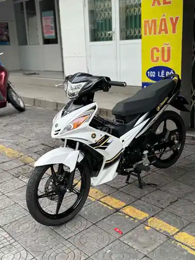 Yamaha Exciter с ручным сцеплением, бело-черный