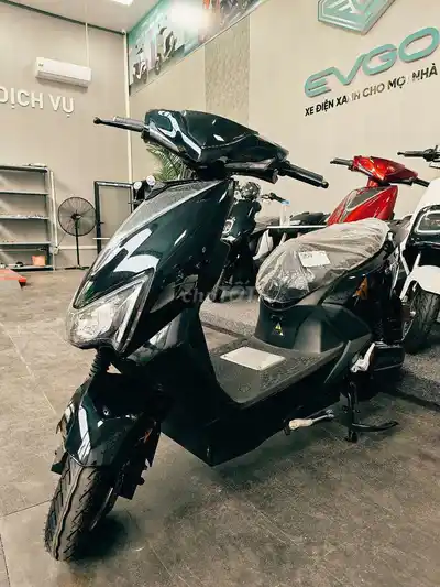 Новый черный электроскутер EVGO C