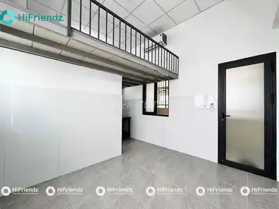 Светлая комната с мансардным окном на большой улице Дуонг Куанг Хам
