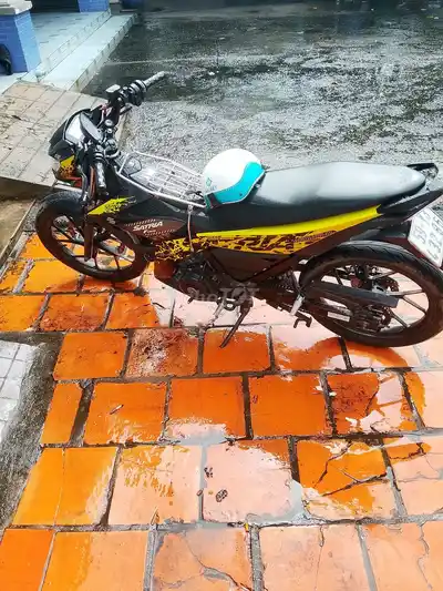 Suzuki Satria F150 150cc чёрно-жёлтый