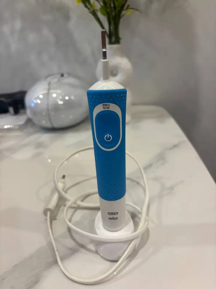 Электрическая зубная щётка Oral-B Pro