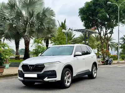 Vinfast Lux SA Plus 2019 — белый