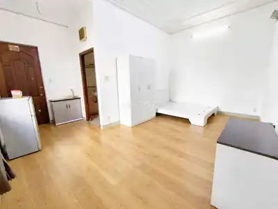 Новая комната 35 м² с мебелью в 6 округе, балкон, широкие окна
