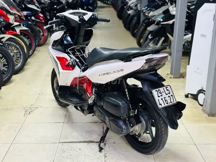 Мотосалон Thịnh Phát - Air Blade 125 бело-черный, ханойские номера