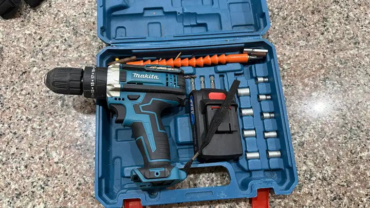 Штатив dexp, шуруповерт Makita, кейс для GoPro, доска с маркерами