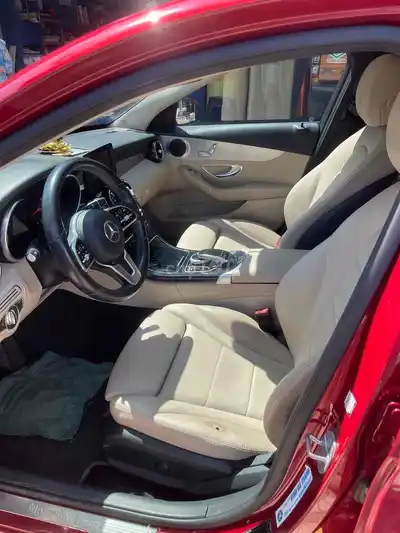 Mercedes-Benz C-Class красного цвета