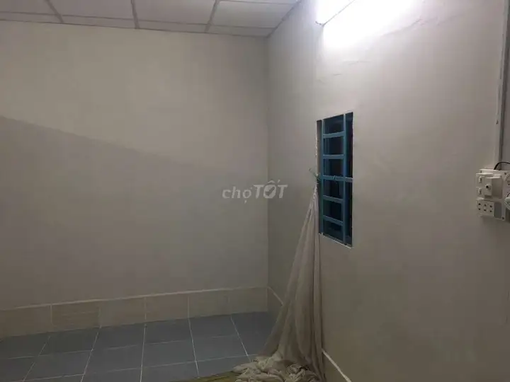 Светлая чистая комната на главной улице