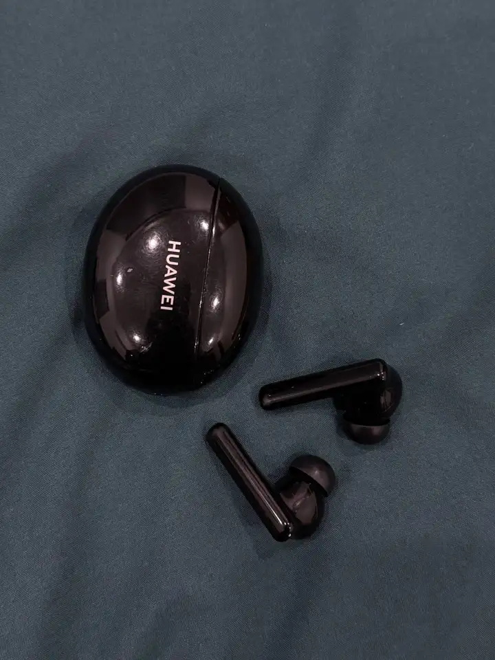 Bose QuietComfort и Huawei Freebuds 4i