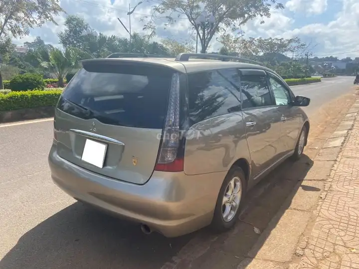 Mitsubishi Grandis 2006 автомат, серо-песочный