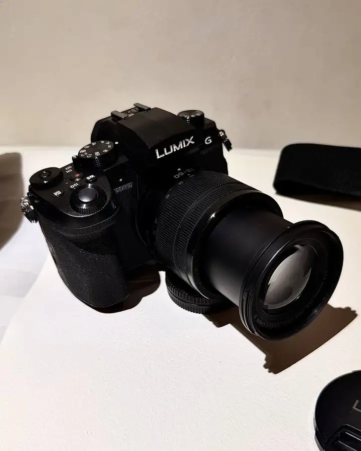 Panasonic Lumix G90 с объективом 12–60 мм
